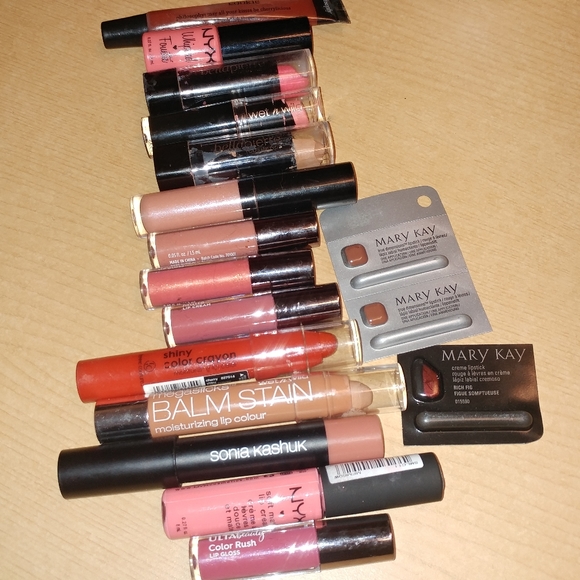 Huge lip bundle - Picture 2 of 8